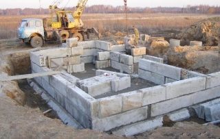 Мелкозаглубленный ленточный фундамент из блоков фб