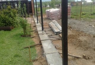 Строительство монолитного фундамента под забор под ключ