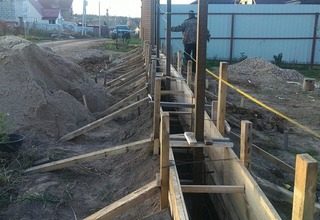 Строительство монолитного фундамента под забор под ключ