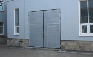 Промышленные распашные ворота из сэндвич панелей